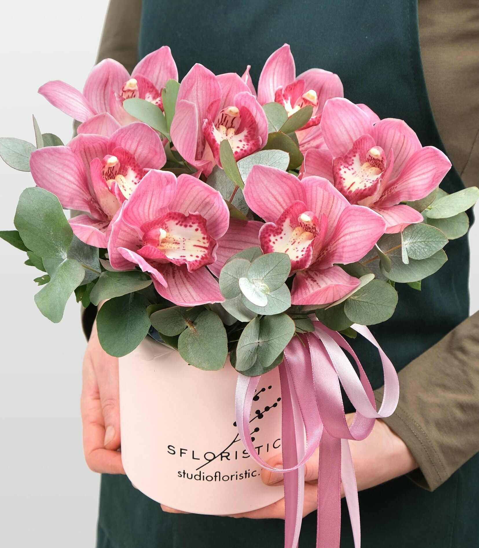 Композиция StudioFloristic «Дюймовочка» орхидеи Цимбидиум в шляпной коробке высота 27см