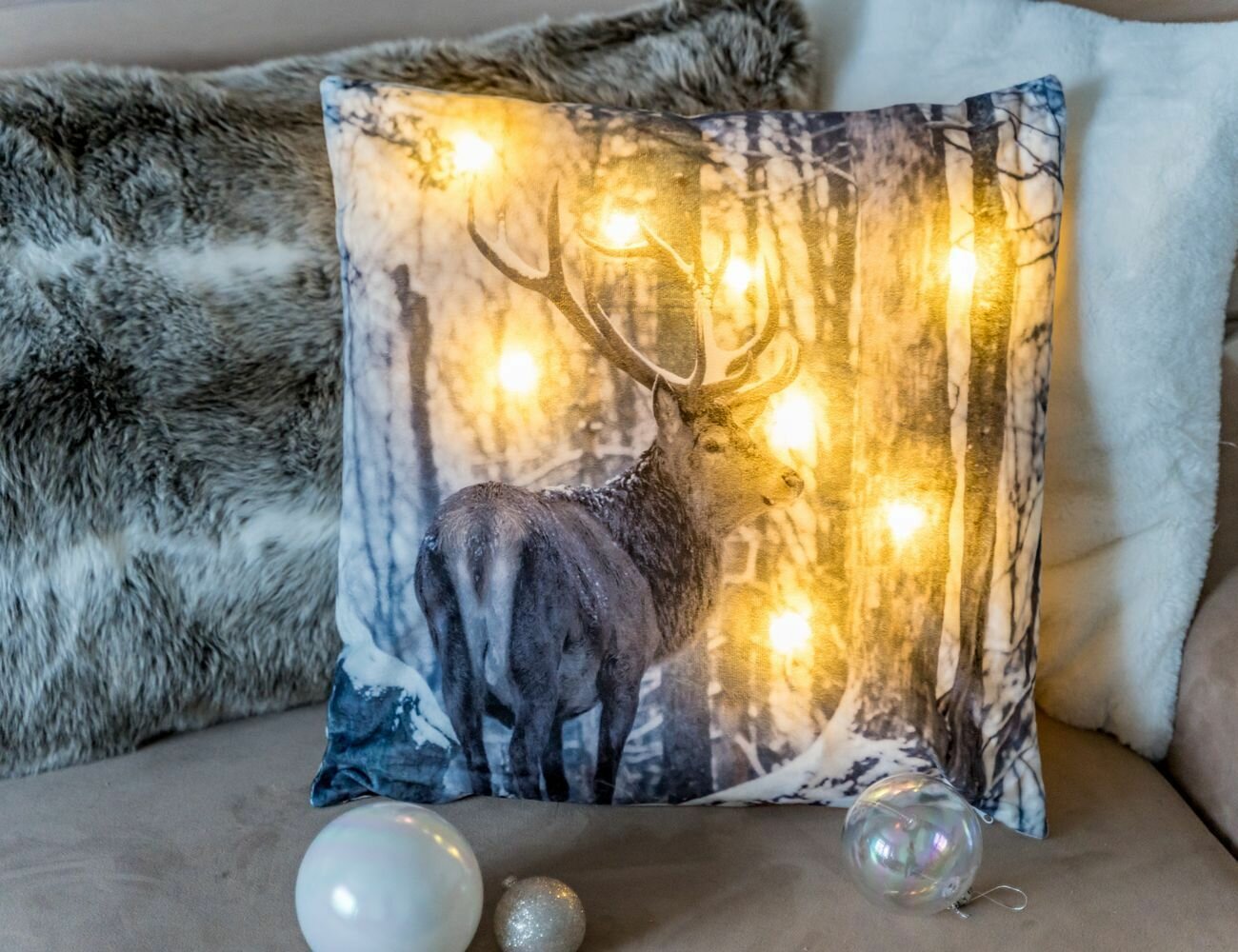 Светящаяся подушка олень В лесных огнях, 8 тёплых белых LED-огней, 45х45 см, батарейки, Peha Magic CU-10300