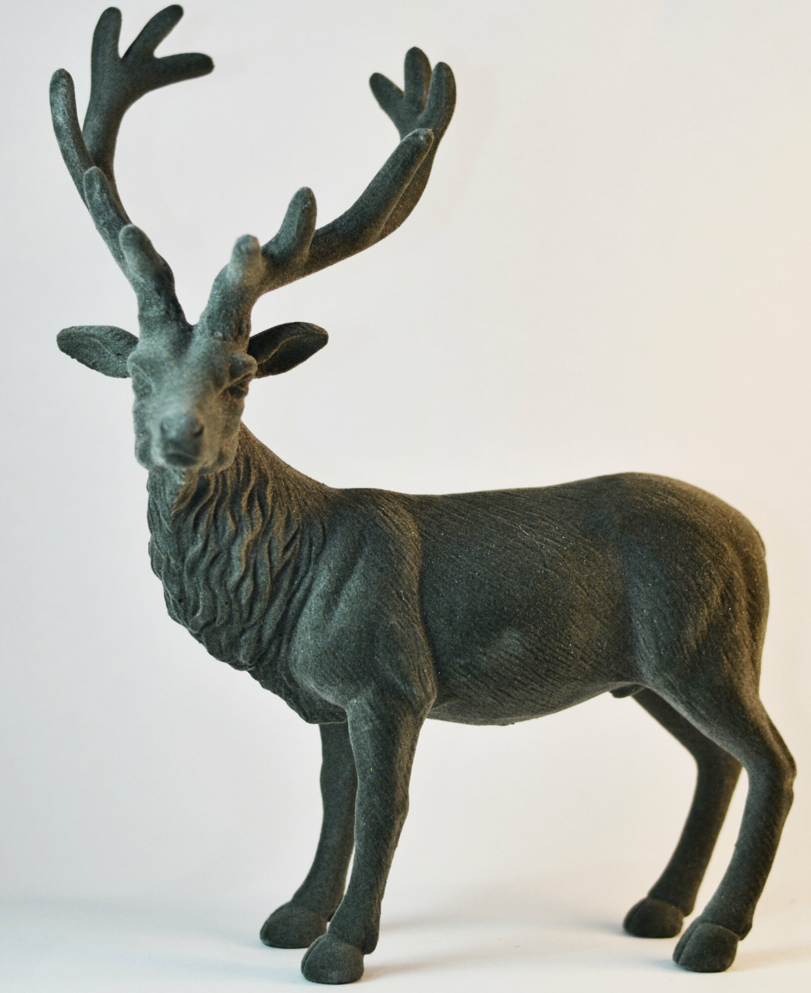 фото Олень декоративный велюр серый 24х12х30 см