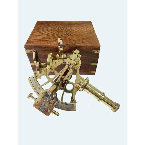 Морской секстант в деревянном футляре