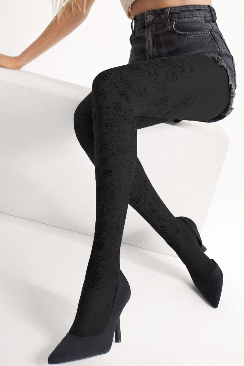 фото Черные колготки с цветочным рисунком
