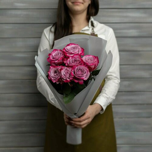 Изображение товара 7 фиолетовых роз Эквадор, 50 см, в упаковке, от Букет Маркет