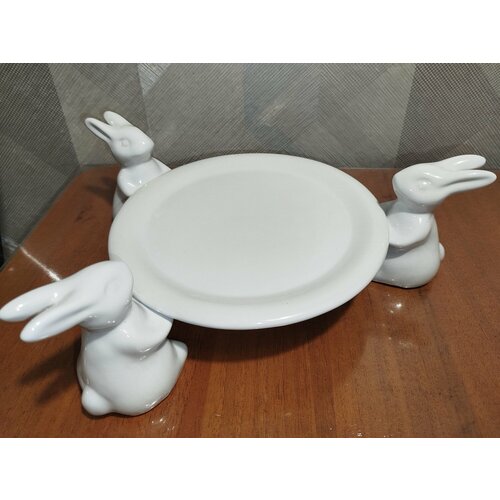 Блюдо для торта из фарфора с тремя подставками в виде кроликов. 22см.