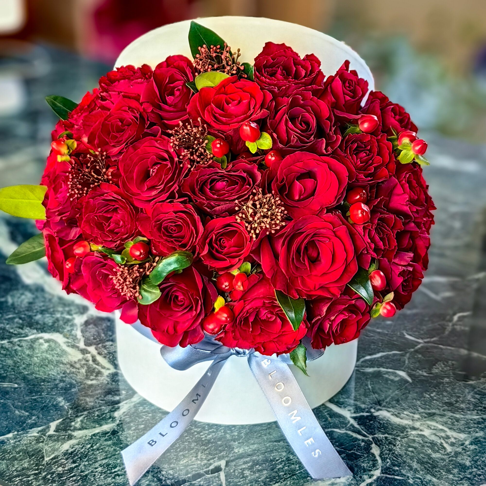 Букет в коробке из живых цветов 33 красные розы купить с доставкой