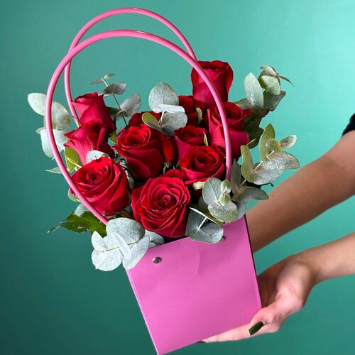 Букет цветов с красными розами в сумочке