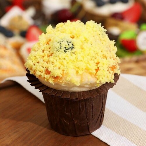 Муляж - магнит Маффин с черникой 7х7х9см 582₽