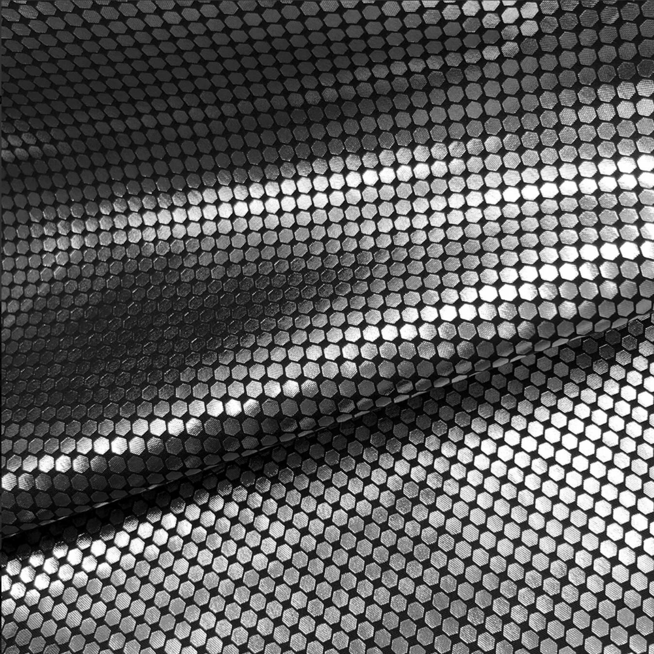 фото Ткань подкладочная фольгированная омни-хит "черная соты" ширина 150см, длина 300см