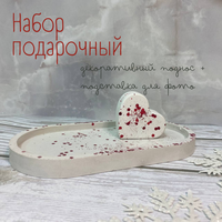 Набор состоит из декоративного подноса и держателя для фото, выполненных в ярком новогоднем стиле. Это изделие  ...