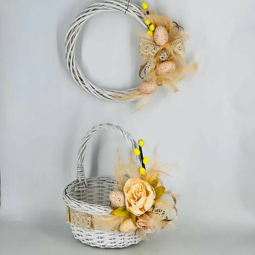 Искусственные цветы на Пасху, венок и корзина с цветами