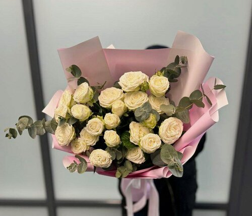 Изображение товара Букет wowflo "Букет из кустовых роз", 7 роз, с эвкалиптом, 50 см