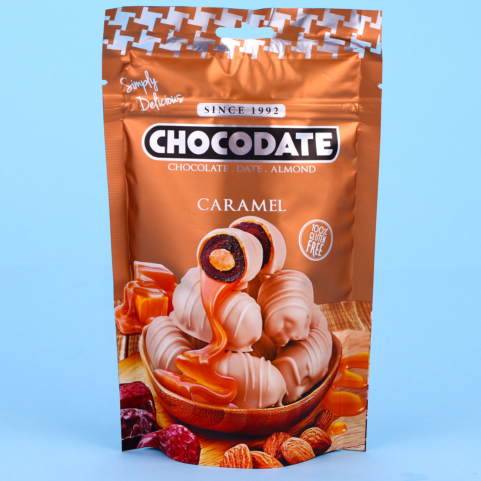 Финики с миндалем и карамелью в сочетании белого и молочного шоколада «Chocodate» 100 грамм — фото 1