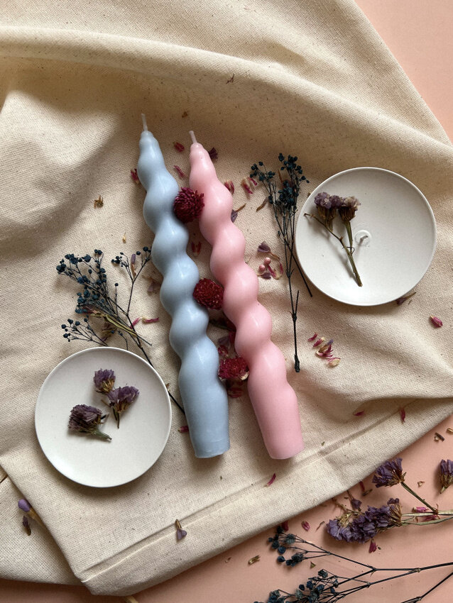 фото Набор из двух спиральных свечей ручной работы "Сны" (пастельно-розовой и пастельно-голубой)