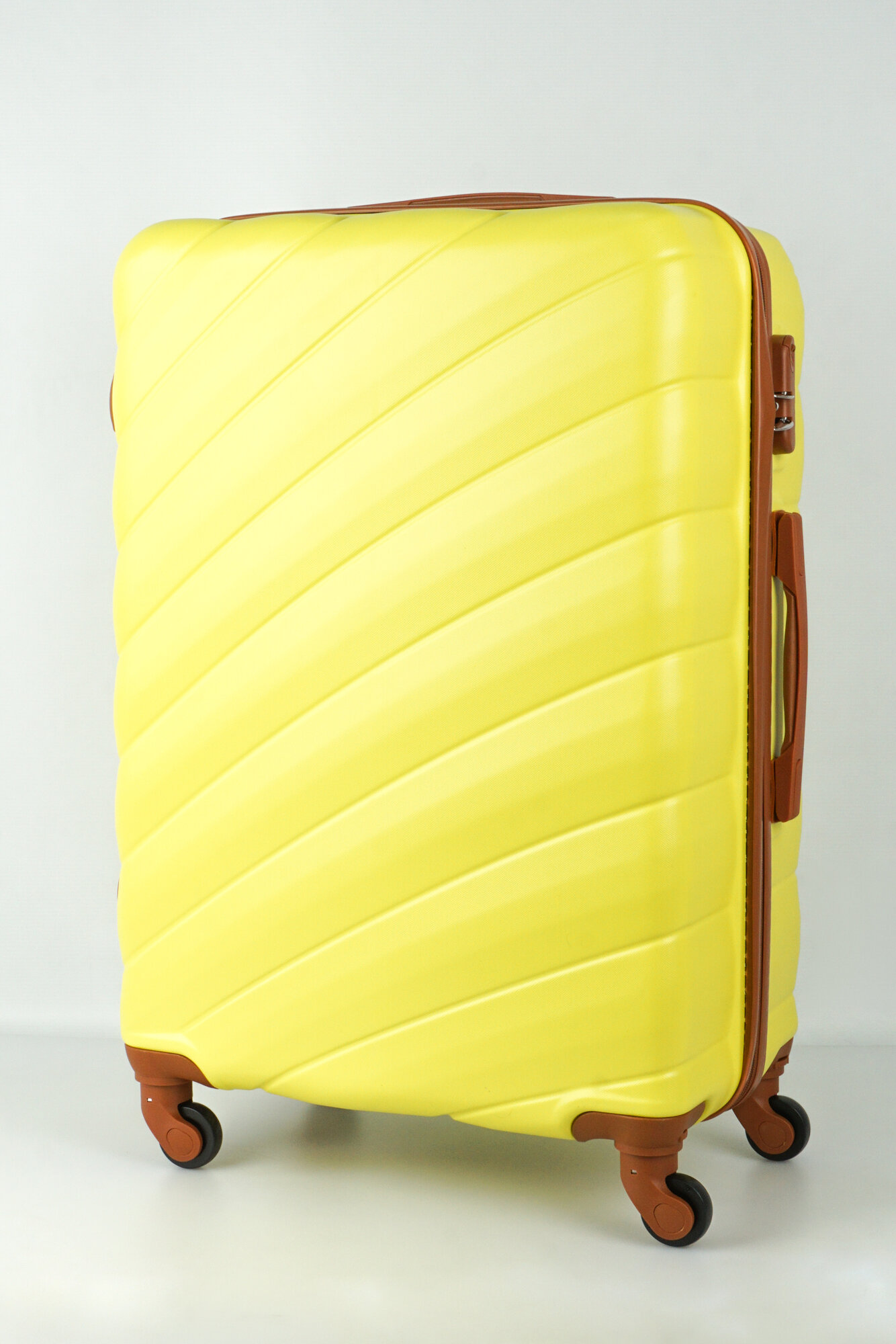 Чемодан Tripbags (Lotus) большой из ABS пластика на 4-х съемных колесах с кодовым замком желтый с коричневым L