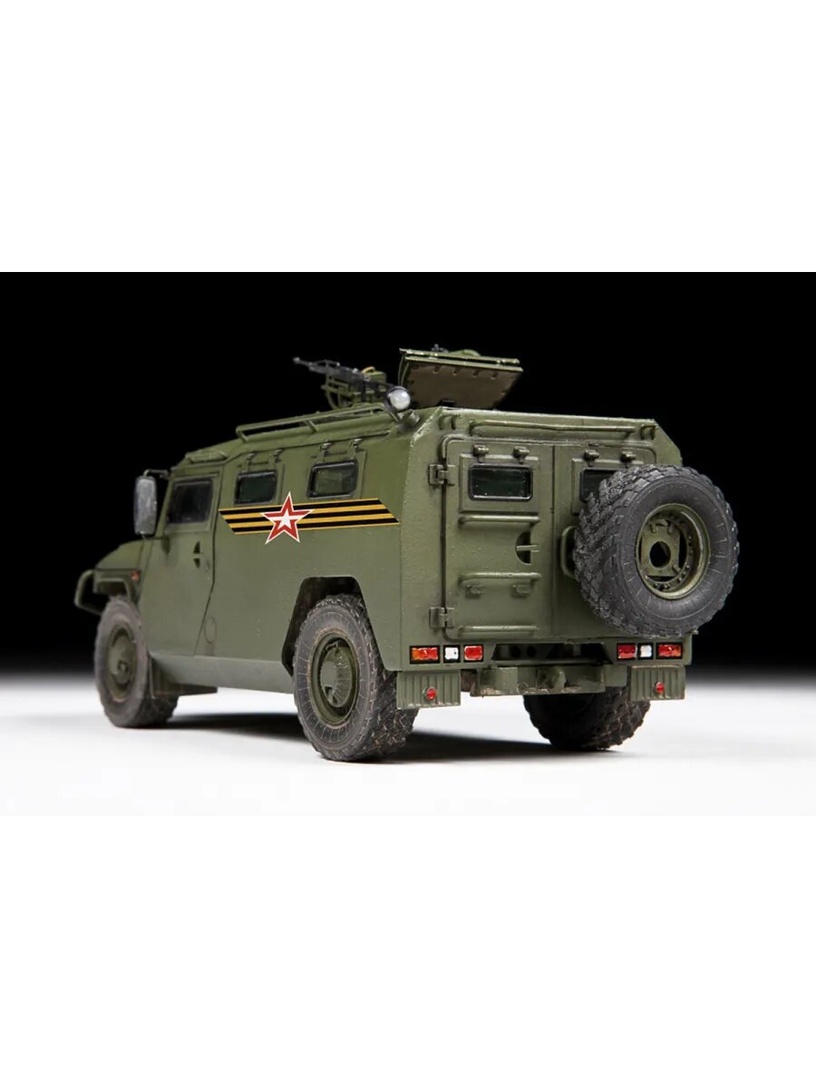 Российский бронеавтомобиль ГАЗ "тигр" ZVEZDA 262 детали, масштаб 1:35 — фото 1