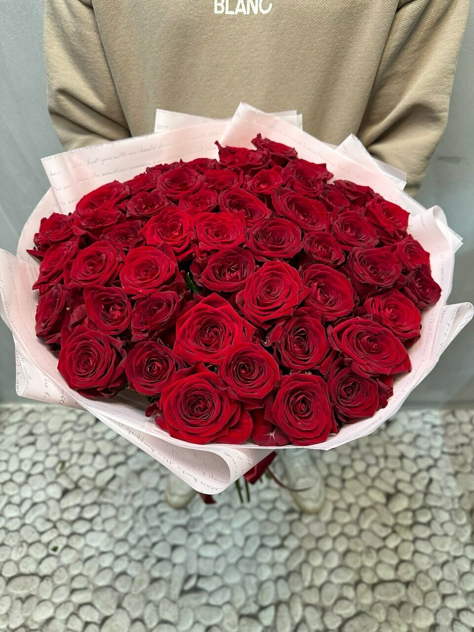 Букет Demin Flowers "Красные Розы Рэд Наоми" 25 роз высота 50 см