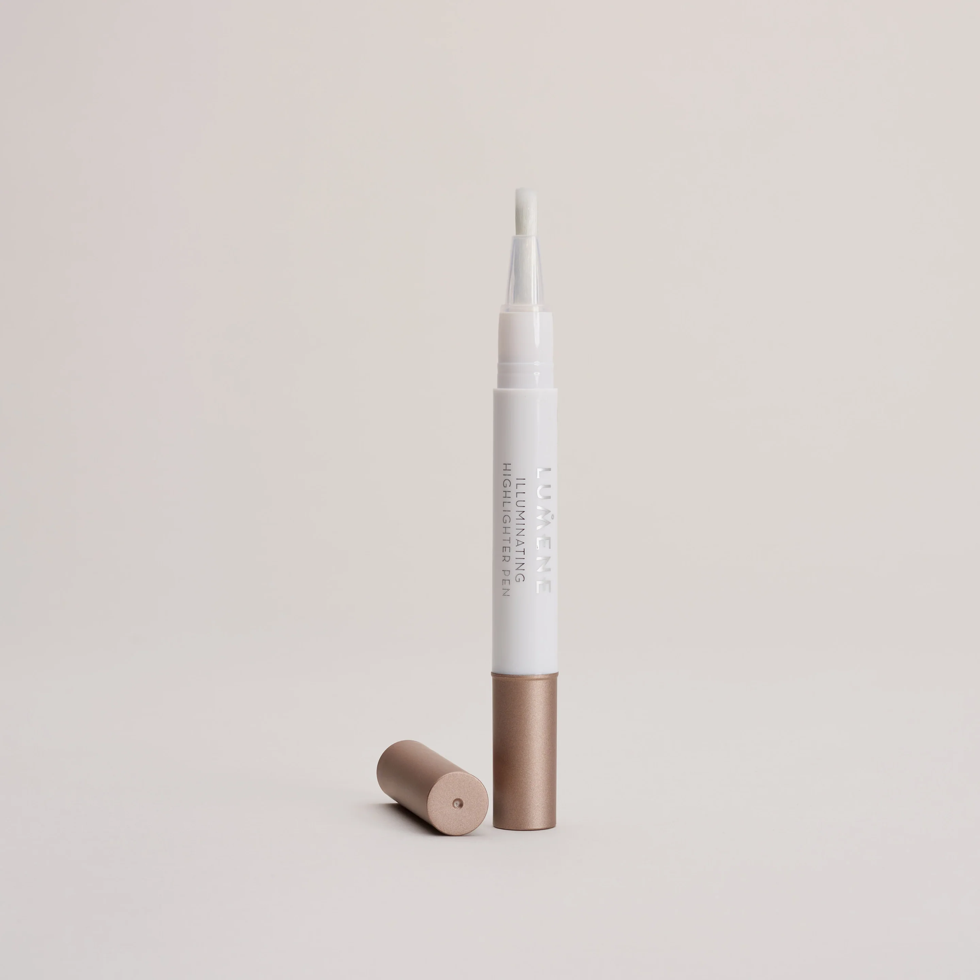 LUMENE Хайлайтер для лица Illuminating Highlighter Pen, тон 1 Original Light Светлый, 1.8 мл — фото 1