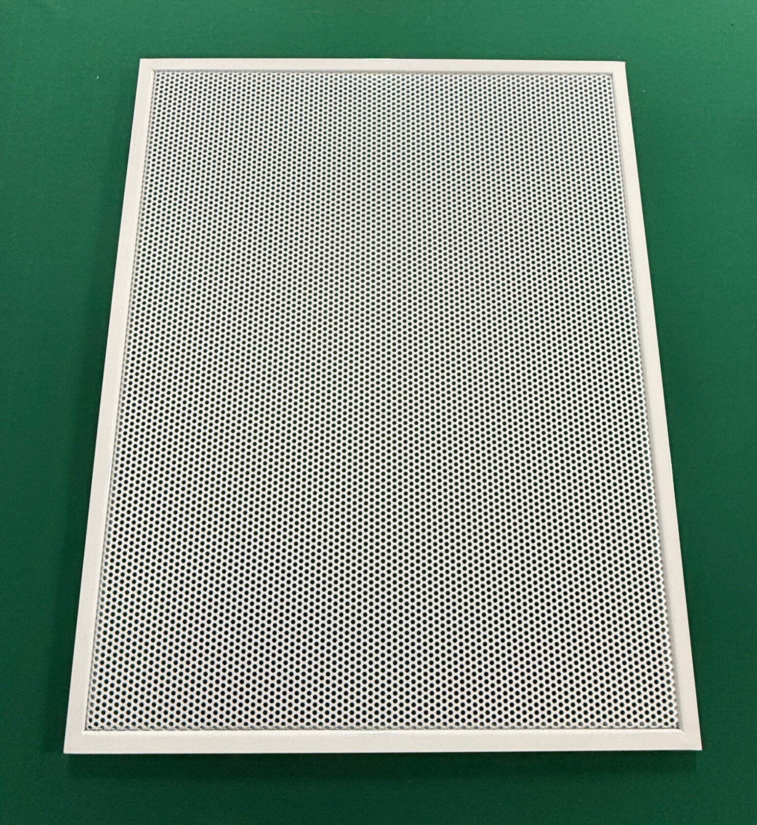 Решетка врезная  габарит 680х530мм  посадка 650х500мм    перфорация Круг4мм  цвет белый 