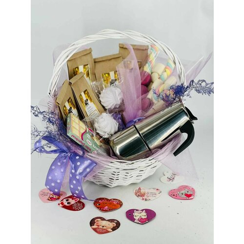 Кофе элитный Бразилия с гендерной кофеваркой и сладостями в подарочной корзине сюрприз ко дню святого Валентина 858000₽