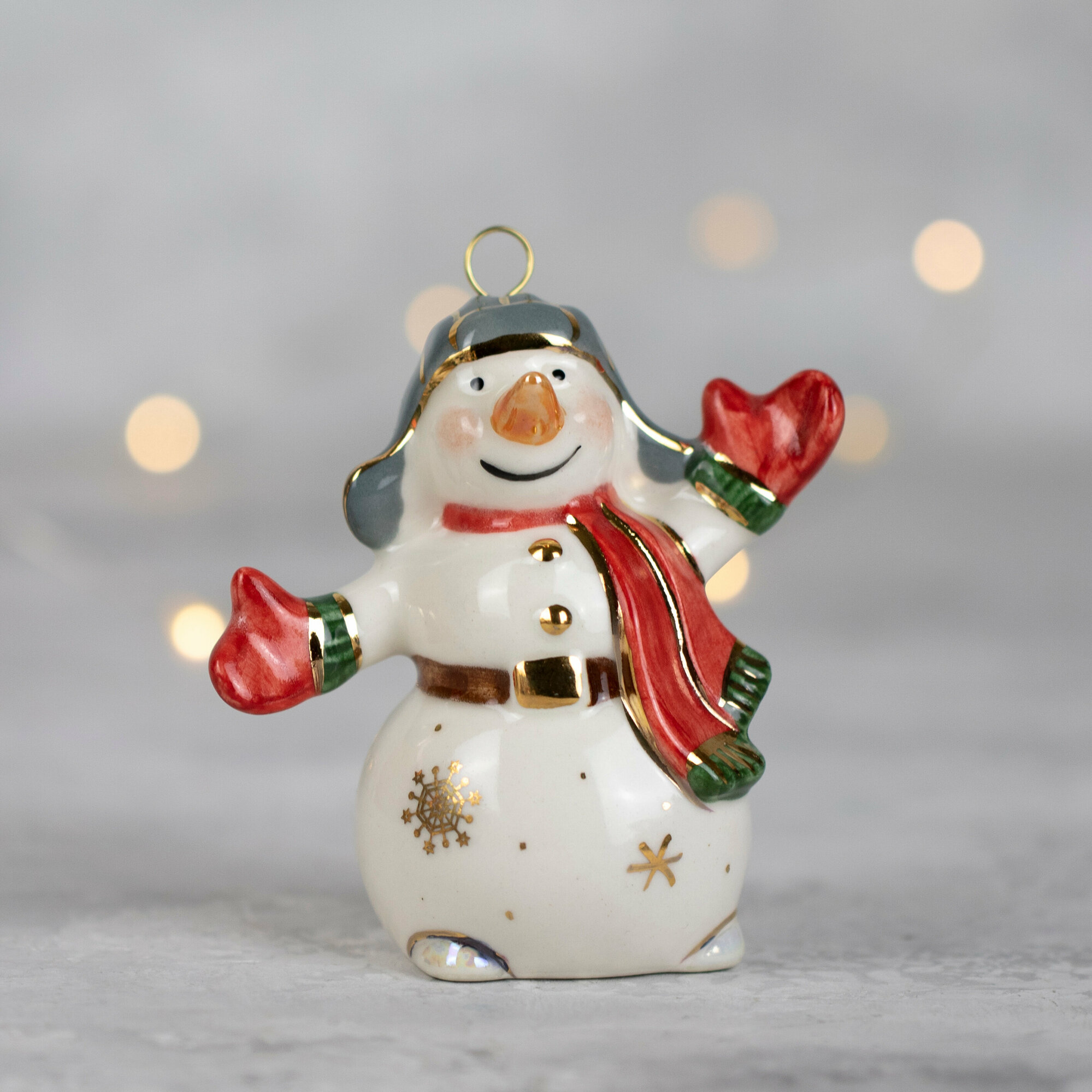Ёлочная игрушка/сувенир/сказочный персонаж"Снеговик в шапке" красный шарф/ Фарфор