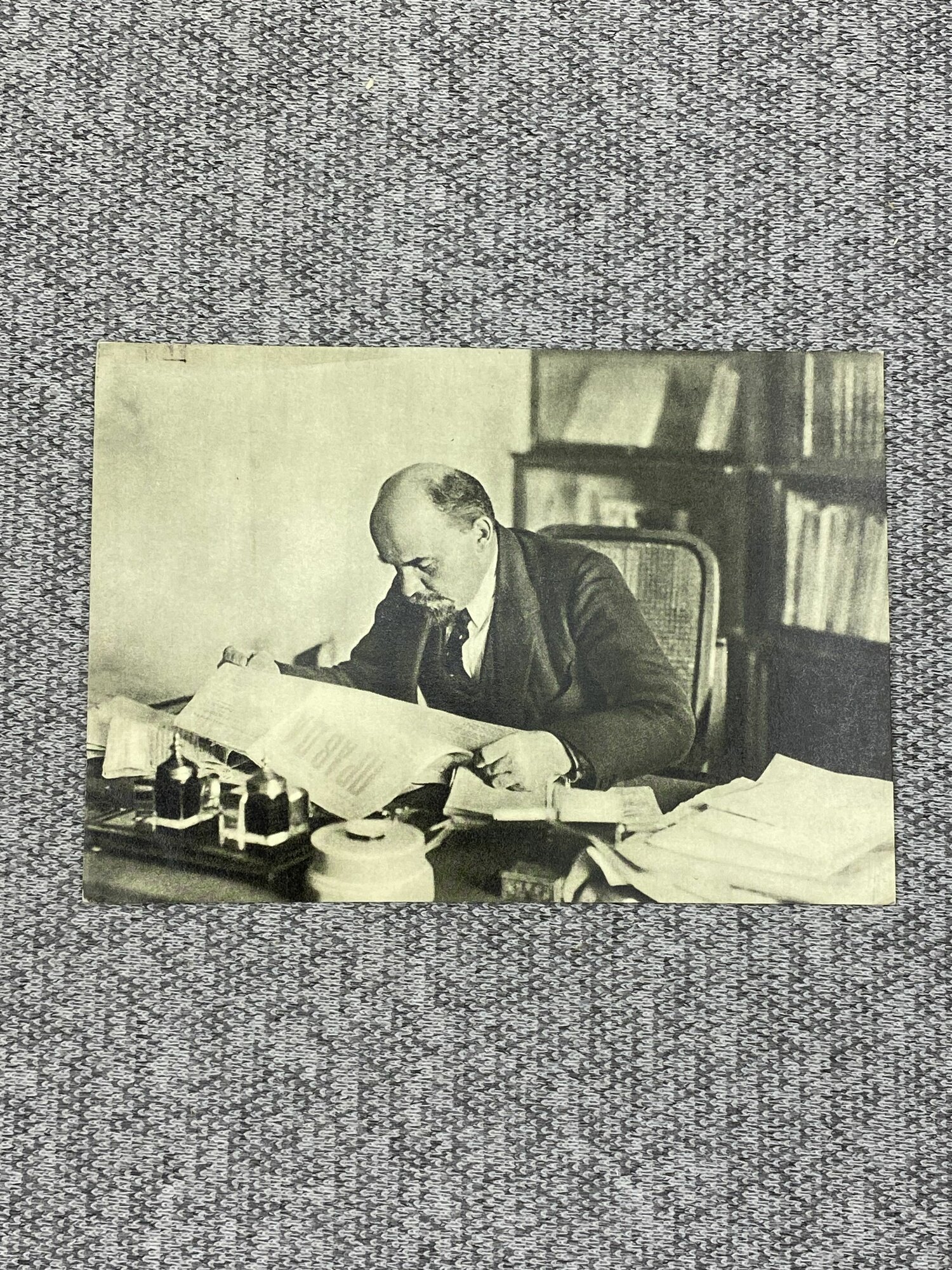 Коллекционная открытка СССР - В. И. Ленин в своём кабинете в Кремле