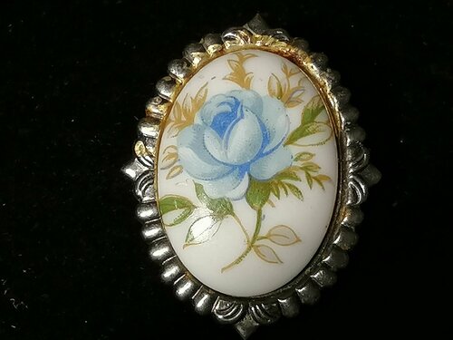 старинная брошь в виде цветка на витрине