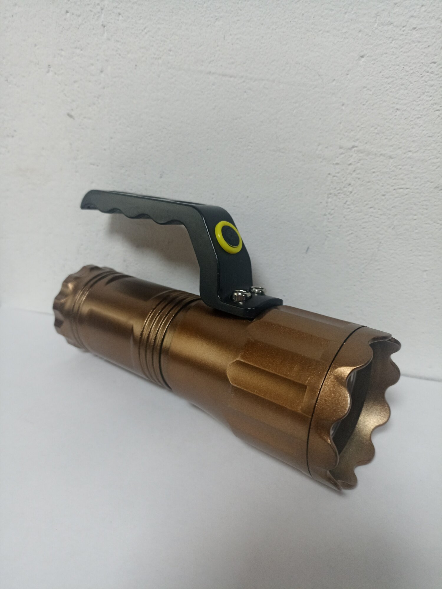 фото Мощный светодиодный фонарь Hammer 13 Вт с питанием от 3 батареек типа АА