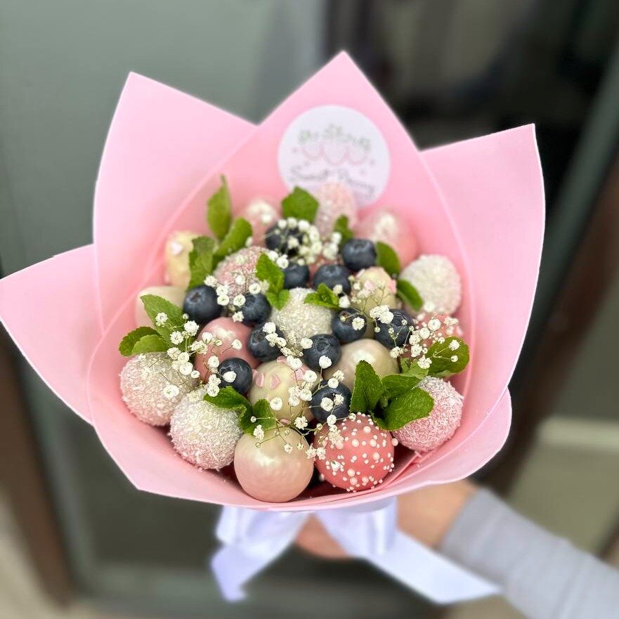 Букет украшенный белой гипсофилой и листочками мяты - "Соблазн" от Sweet Berry — фото 1