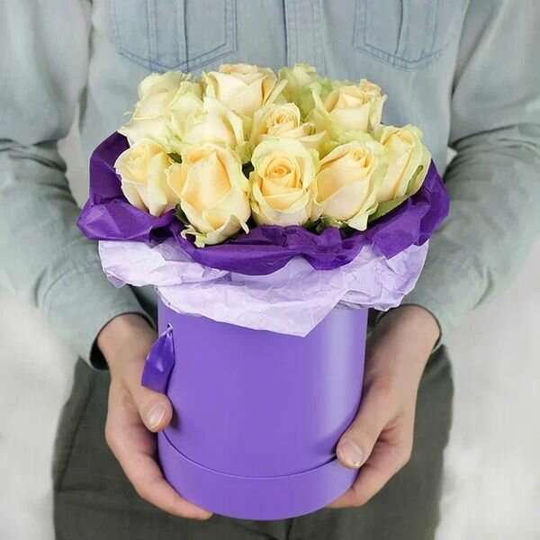 Букет в шляпной коробке из 15 кремовых роз 40см кремовые 40 см