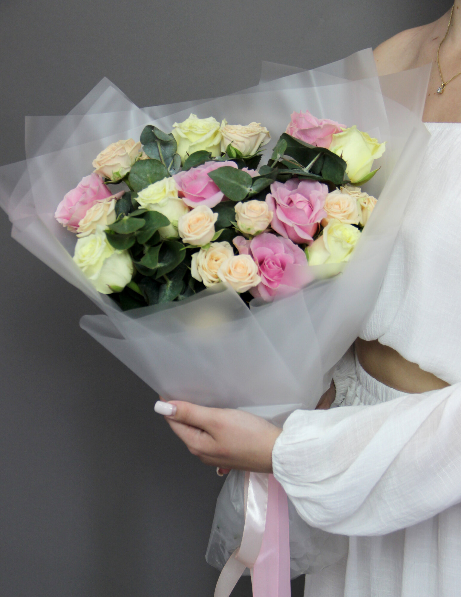 Букет цветов из 4-и кустовых роз,5-и розовых роз,5-и белых роз и эвкалипта "Краски" в упаковке 52 см — фото 1