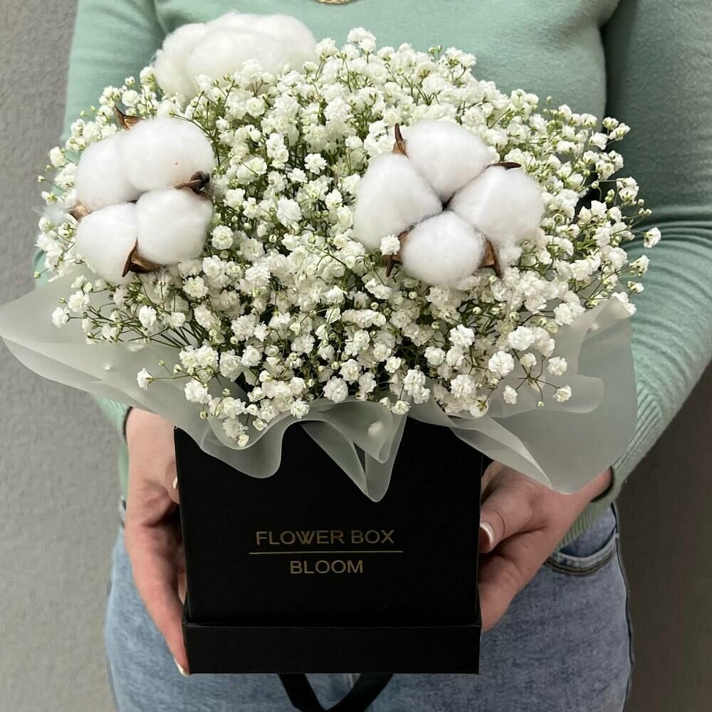 Композиция из гипсофилы в черной коробке с хлопком - Plaza Flowers
