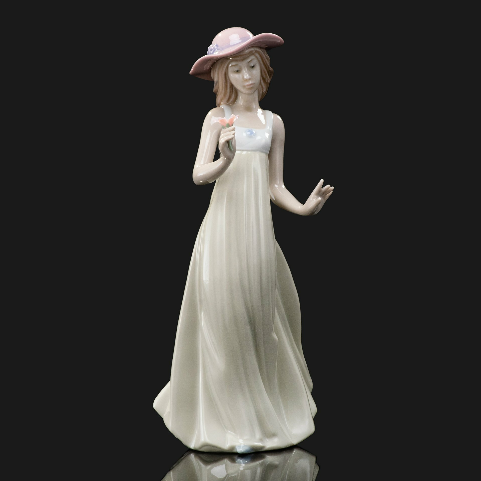 Статуэтка "Девушка в шляпке с цветком", фарфор, роспись, NAO Porcelain, Испания, 1991 г.