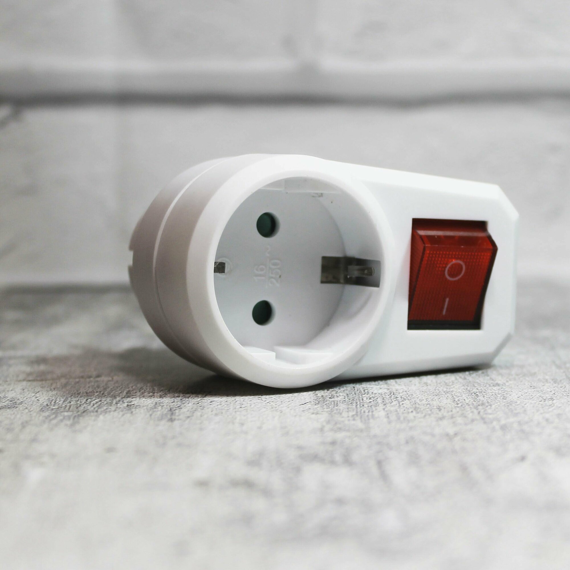 фото Адаптер-евророзетка с выключателем 16А белый с заземлением с защитными шторками (Евророзетка-переходник)