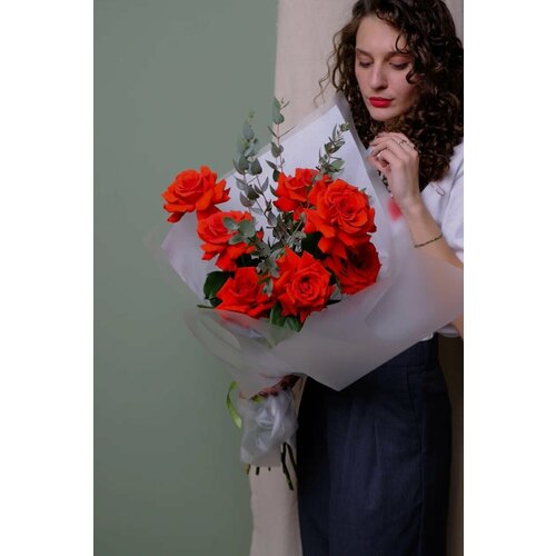 HIGH — FASHION букет "Аленький цветочек 2.0" - букет из красных роз сорта Нина с эвкалиптом