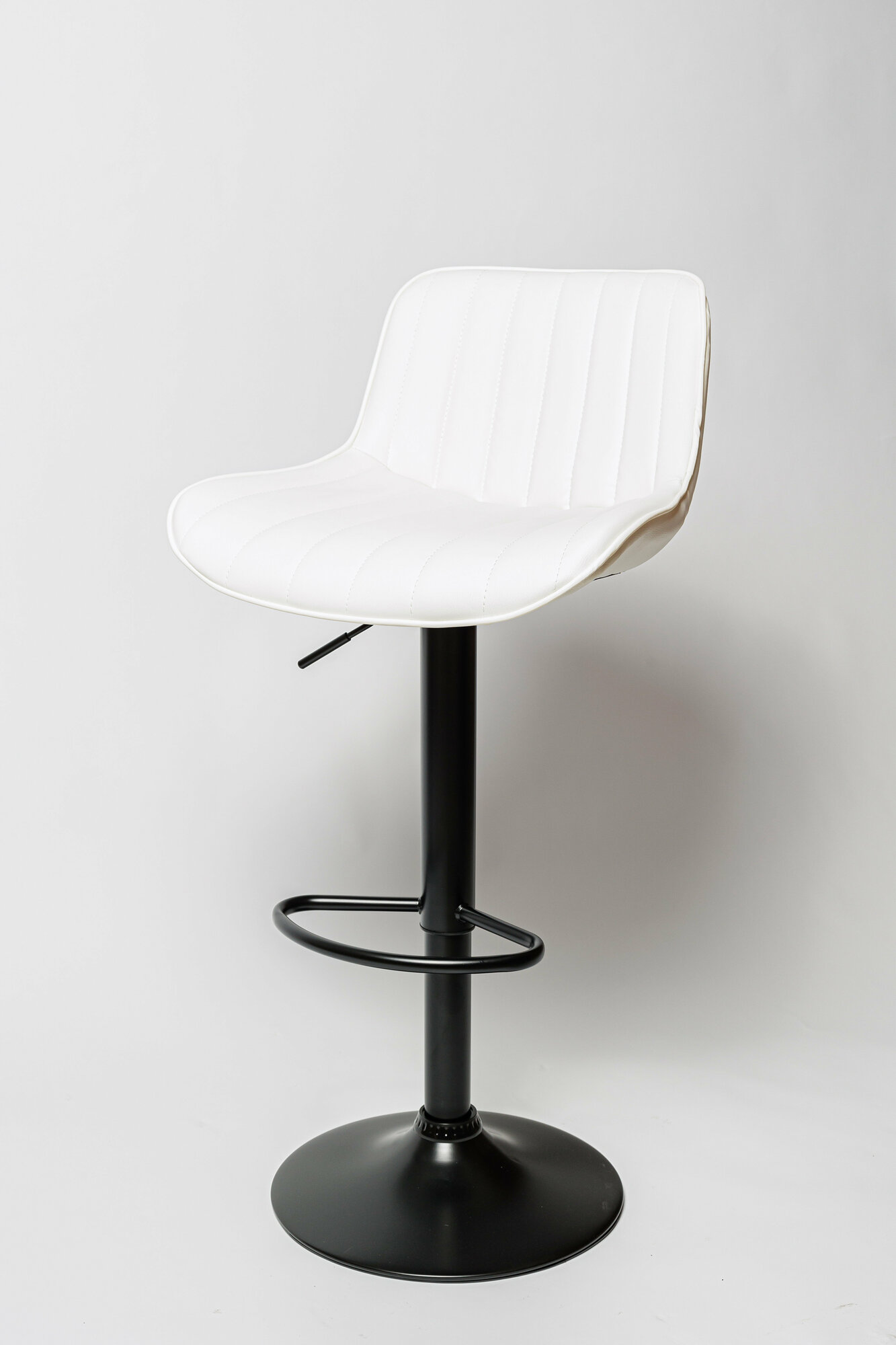 фото Барный стул BN 1289P на черной ноге, темно-серый