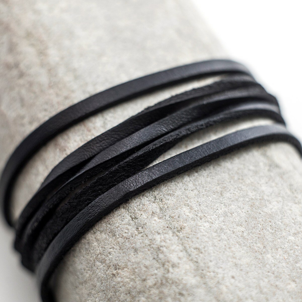 Шнур кожаный плоский 2.6х2 мм 3 метра для шитья / рукоделия / браслетов, цвет черный
