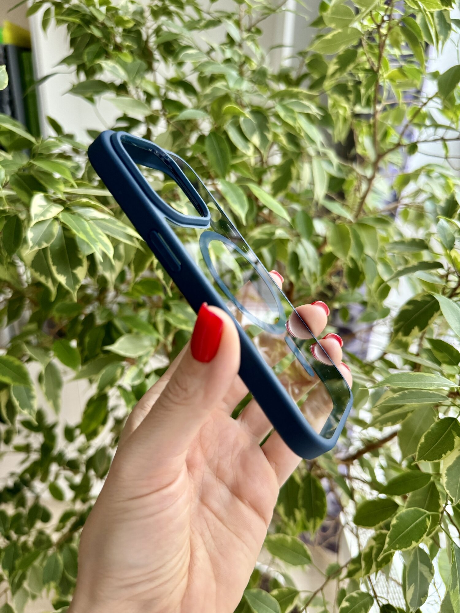 Чехол на IPhone 15 Pro (MagSafe) / Айфон 15 Про прозрачный с силиконовым кантом Crystal MagSafe Case (Темно-синий) — фото 1