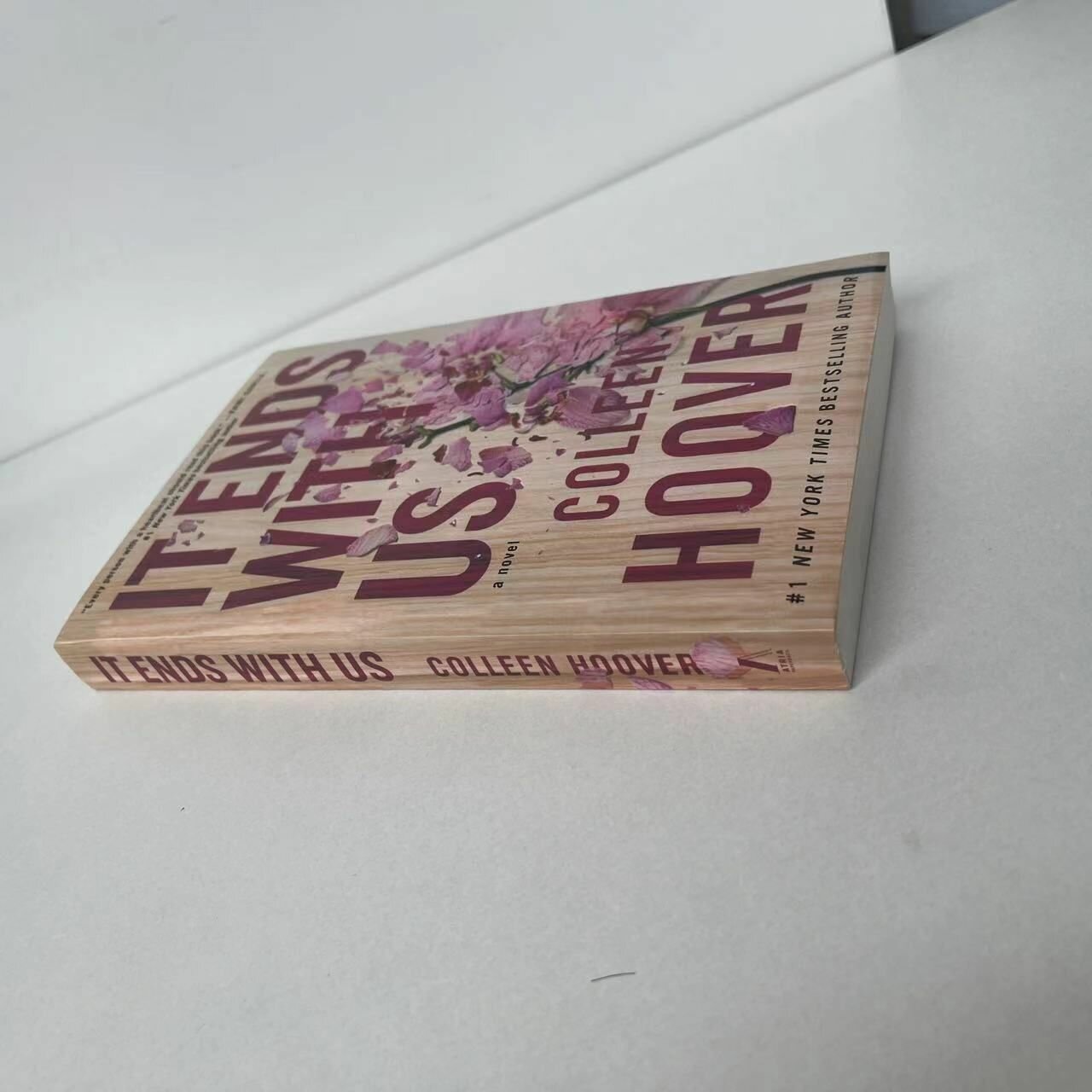 Книга на английском языке "It Ends with Us" by Colleen Hoover/ "Все закончится на нас" Колин Гувер