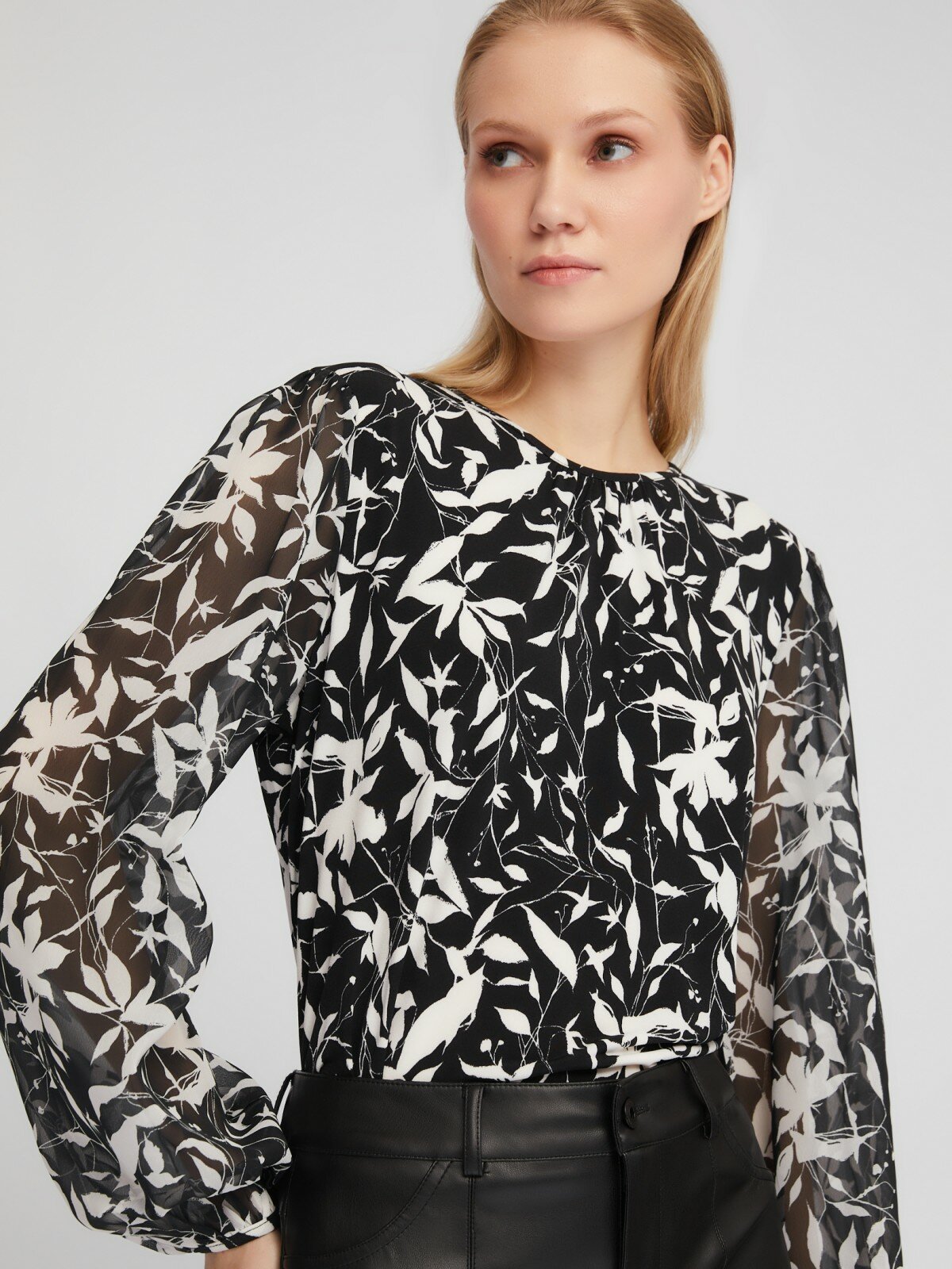 Трикотажная блузка с цветочным принтом и акцентом на рукавах цвет Черный размер M
