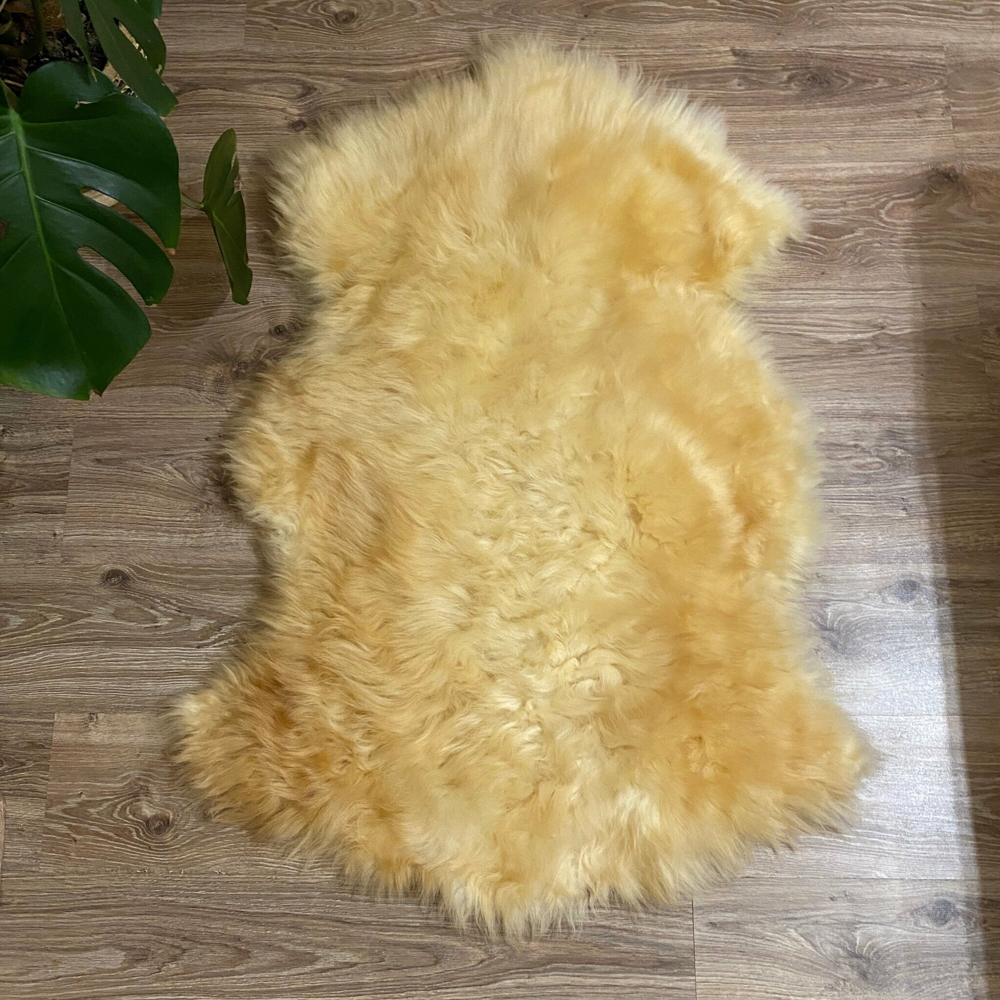 Шкура коврик меховой прикроватный овчина, длинный ворс 110х77 см.