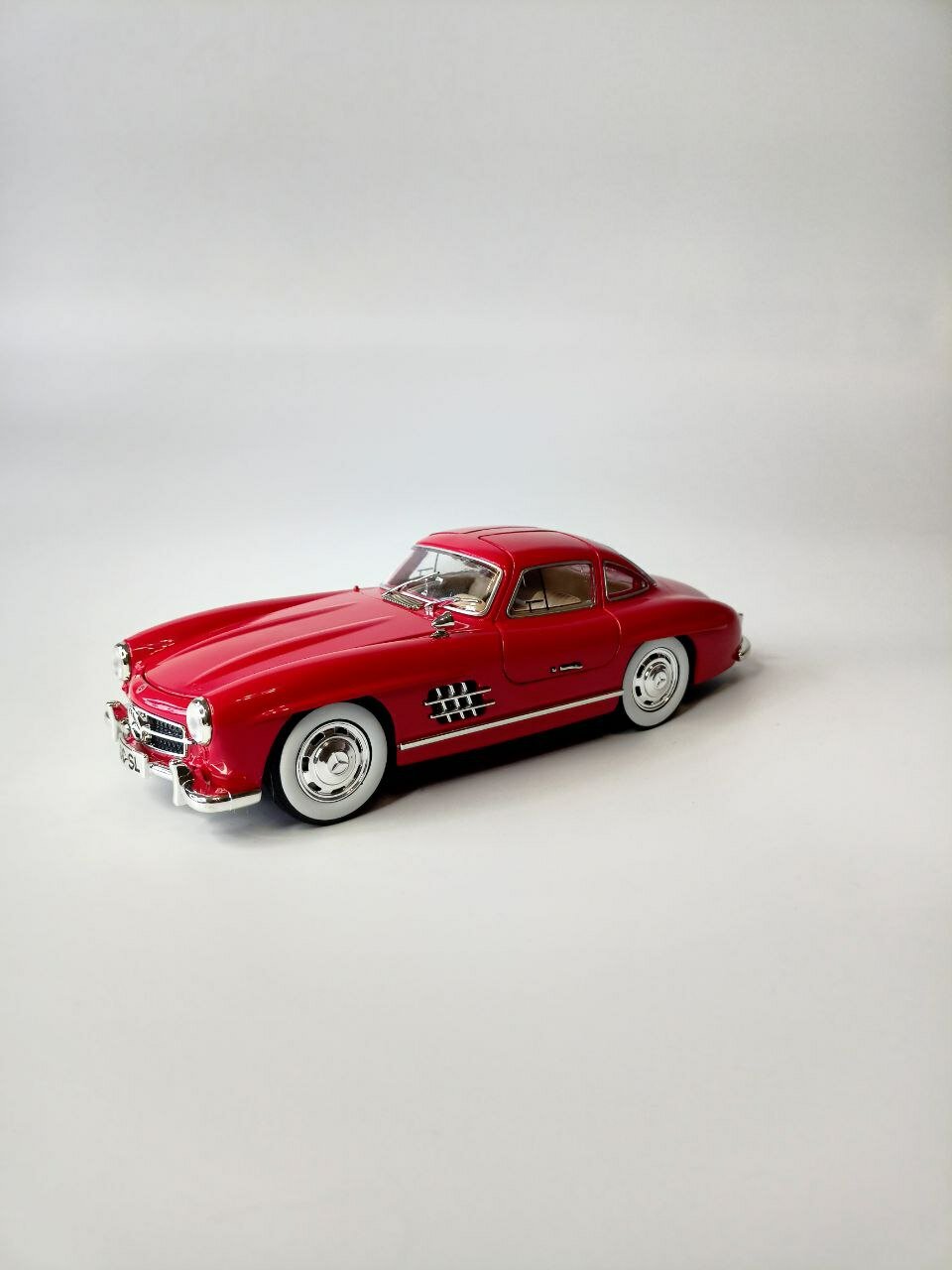 Модель автомобиля Мерседес 300 SL ретро-коллекционная металлическая игрушка масштаб 1:24 красный