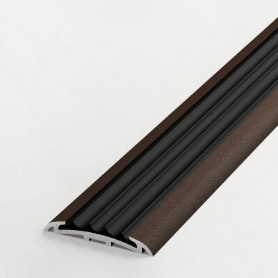 Изображение товара Противоскользящая накладка на ступени Лука ПС08-1, длина 2,7 м, алюминиевая окрас шоколад 03, вставка из ПВХ черная 470