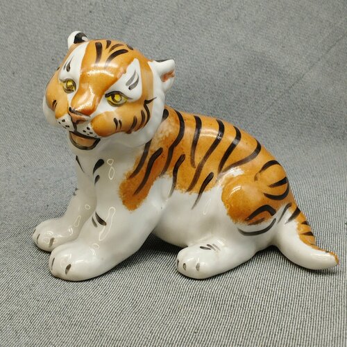 Статуэтка Тигр (тигренок), фарфор, роспись, Дмитровский фарфоровый завод, Вербилки, Россия, 2010-2020 гг