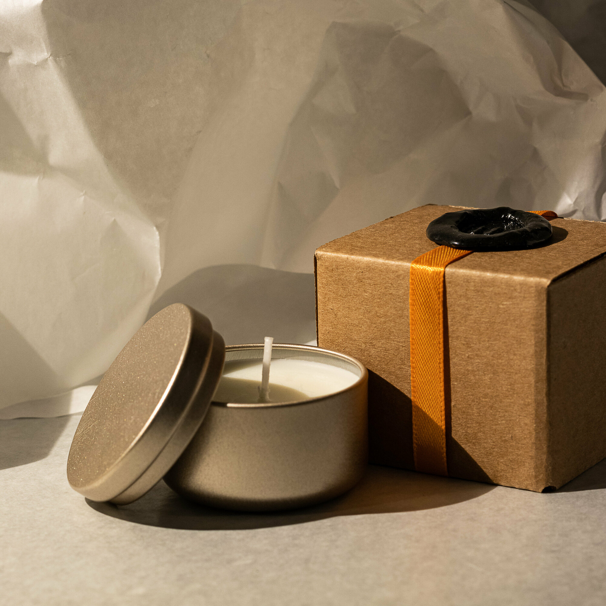 фото Свеча ароматическая JHH "Ветивер, лимон и бергамот (Vetiver, lemon and bergamot)", 45 мл, 4х5 см, серия "Чемодан", золотистая