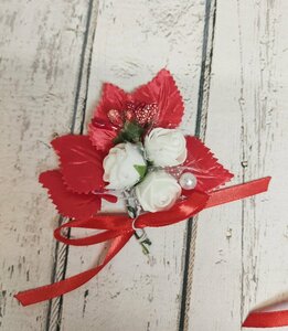 Бутоньерка для жениха в красном цвете