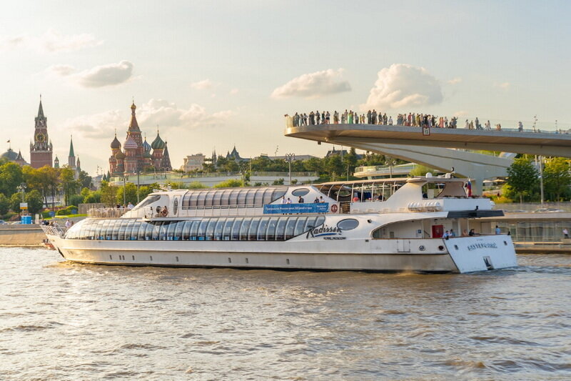 Подарочный сертификат «Круиз по Москве-реке на борту яхты Radisson» (2 часа 30 мин 1 человек)