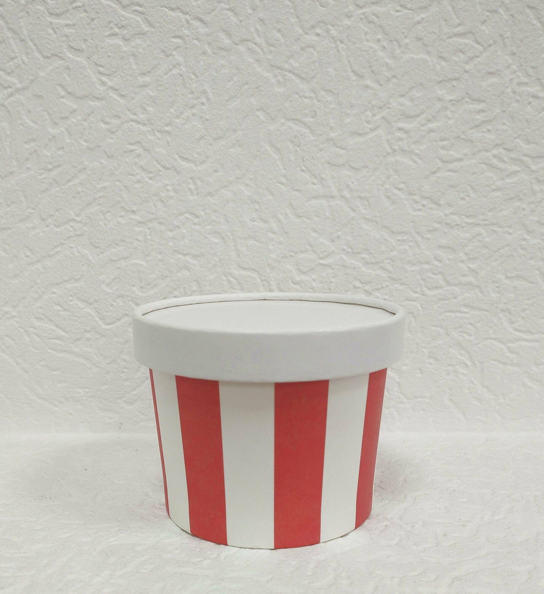 фото Стакан одноразовый для попкорна, с бумажной крышкой, Красные полосы, 300мл, 10шт