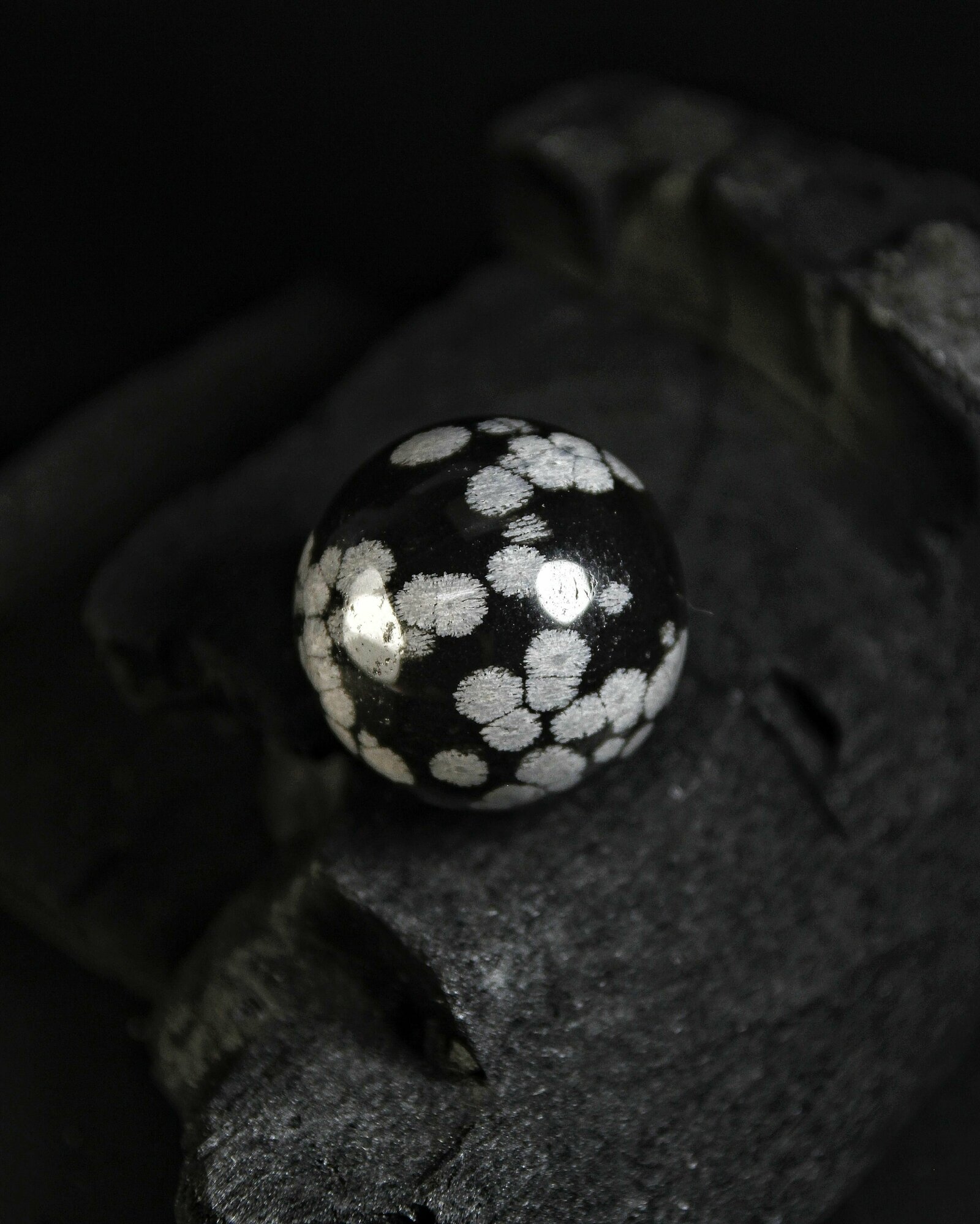 Снежный обсидиан - шар, диаметр 29-30 мм, 1 шт - натуральный камень, самоцвет для декора, интерьера и коллекции