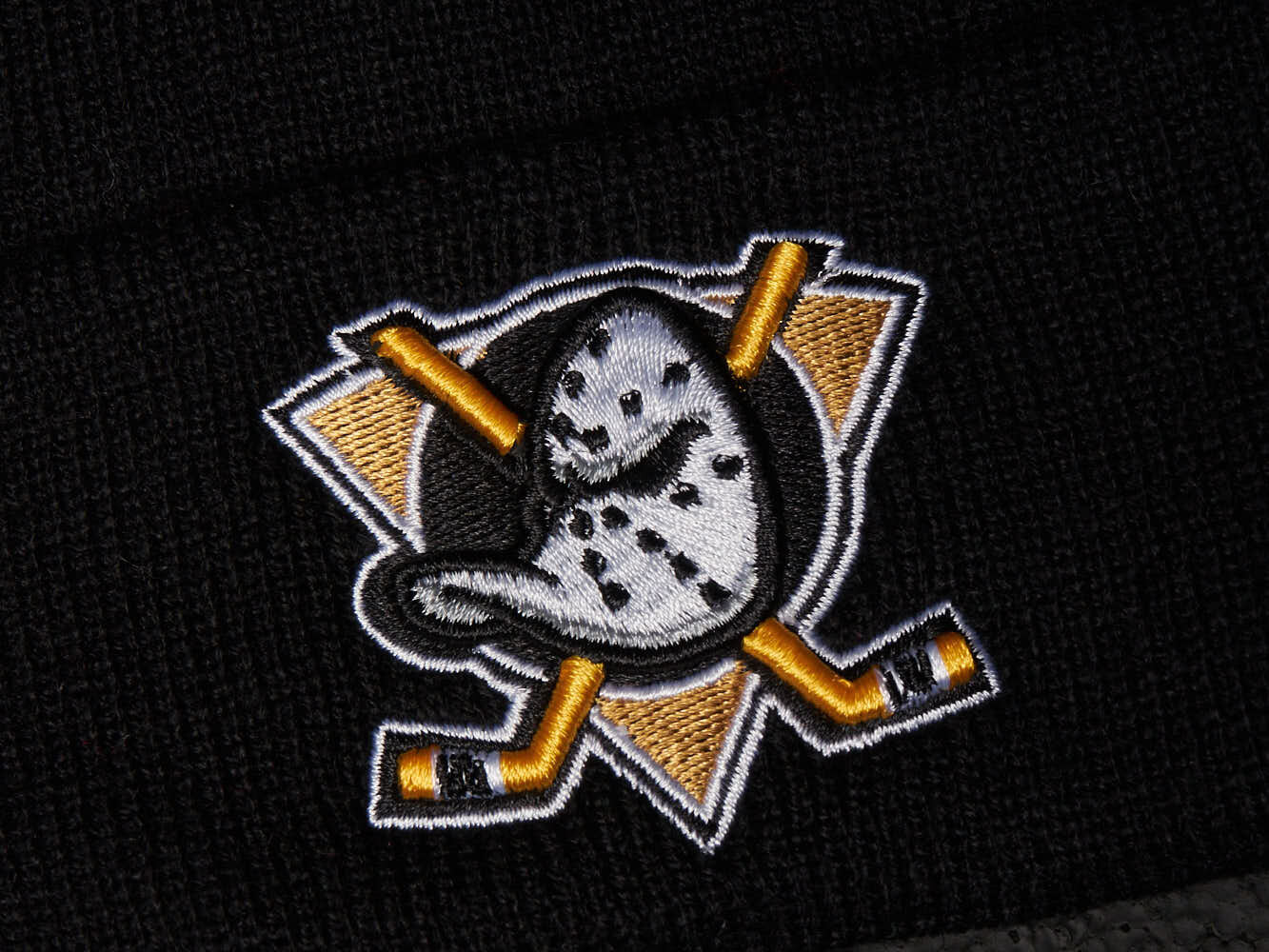 Шапка Atributika & Club Anaheim Ducks для мужчин, размер 55-58, черный/желтый — фото 1