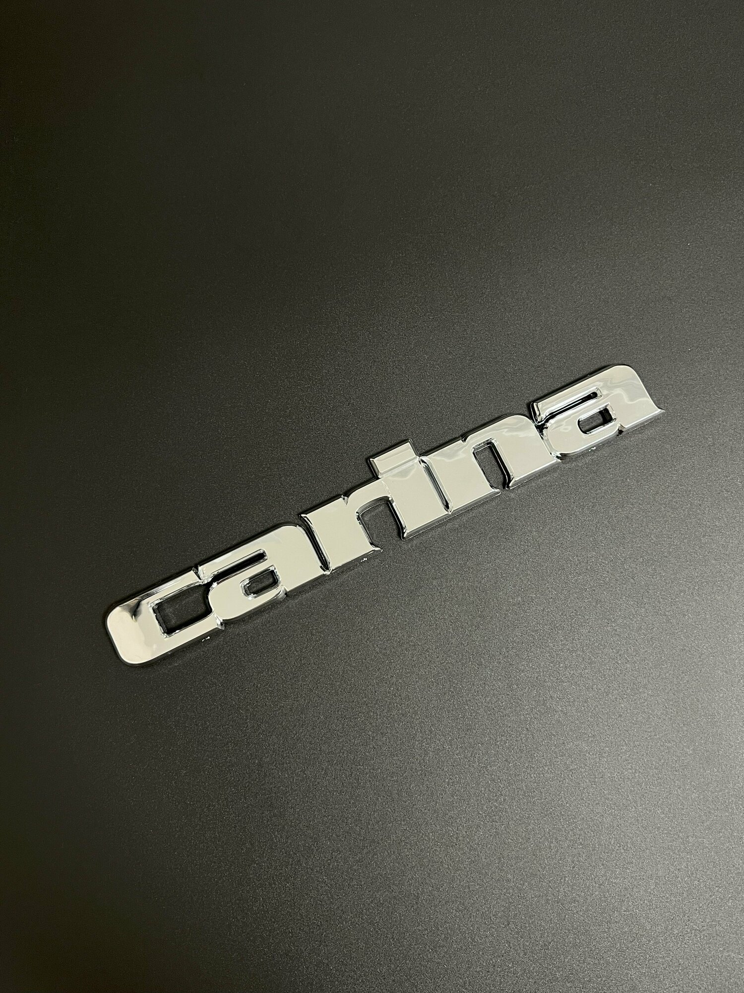Шильдик CARINA на багажник автомобиля