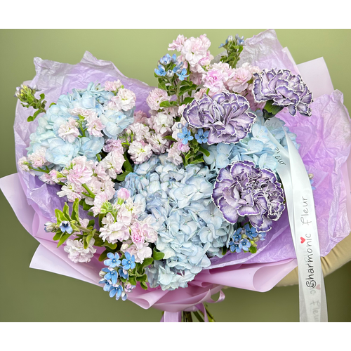 Букет живых цветов из гортензии, кустовой маттиолы, диантуса и оксипеталума "Пастэль" от Sharmonic Fleur